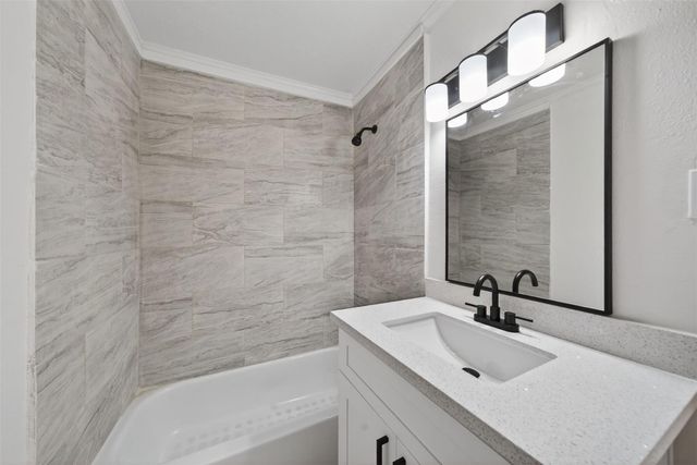 907 S 3rd Street, La Porte, TX 77571