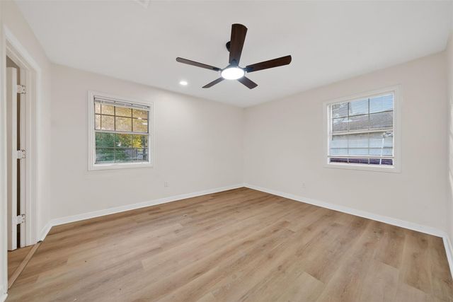 907 S 3rd Street, La Porte, TX 77571