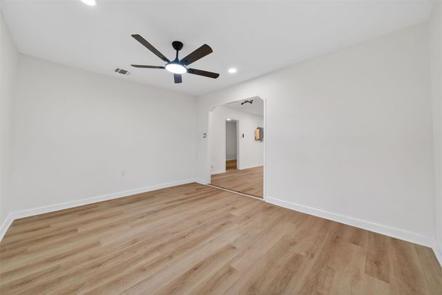 907 S 3rd Street, La Porte, TX 77571