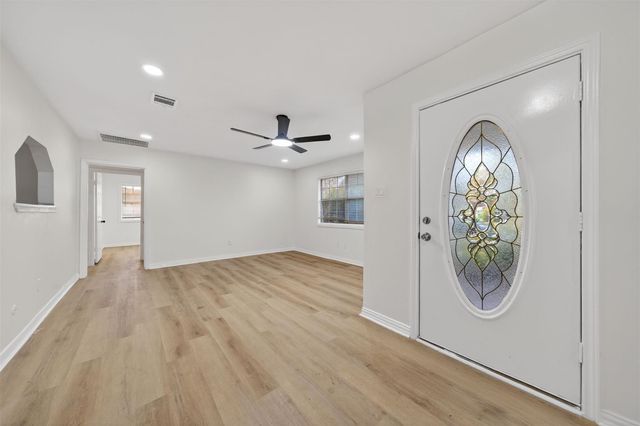 907 S 3rd Street, La Porte, TX 77571