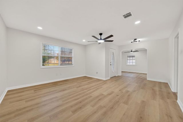 907 S 3rd Street, La Porte, TX 77571