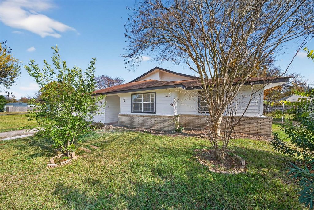 907 S 3rd Street, La Porte, TX 77571