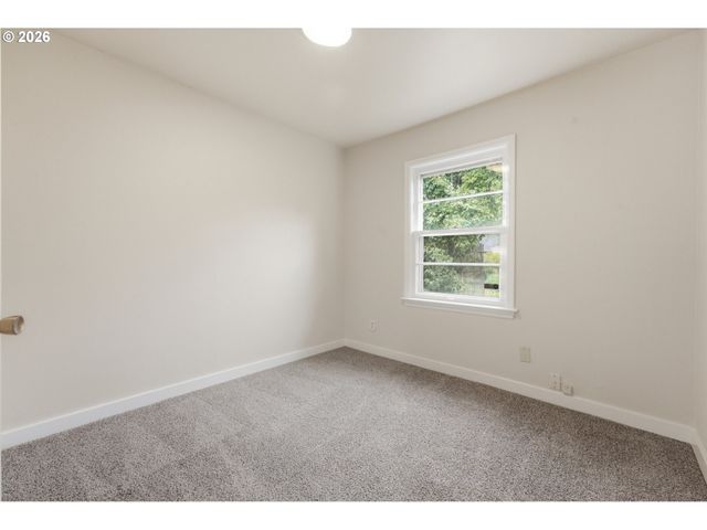 8011 N CLARENDON Ave, Portland, OR 97203
