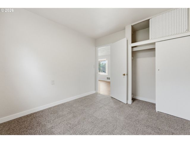 8011 N CLARENDON Ave, Portland, OR 97203