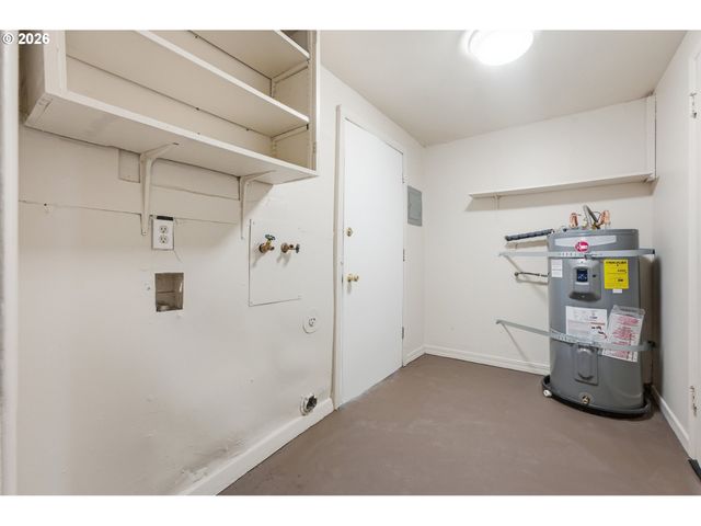 8011 N CLARENDON Ave, Portland, OR 97203