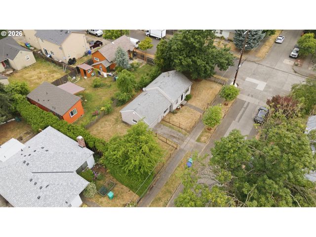 8011 N CLARENDON Ave, Portland, OR 97203