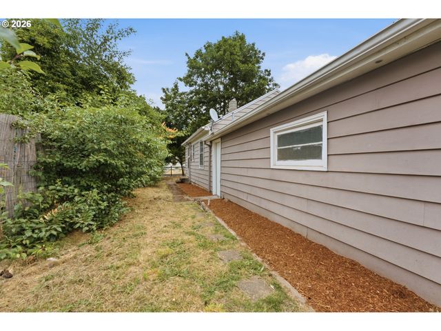 8011 N CLARENDON Ave, Portland, OR 97203
