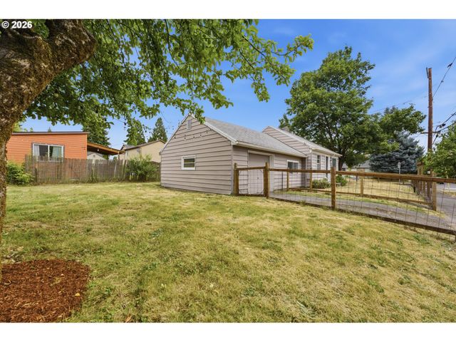 8011 N CLARENDON Ave, Portland, OR 97203
