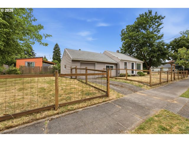 8011 N CLARENDON Ave, Portland, OR 97203