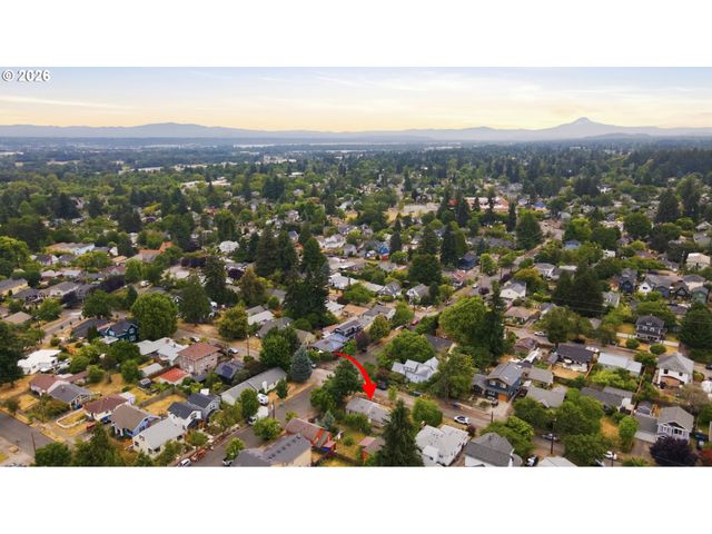 8011 N CLARENDON Ave, Portland, OR 97203