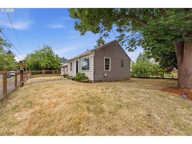 8011 N CLARENDON Ave, Portland, OR 97203