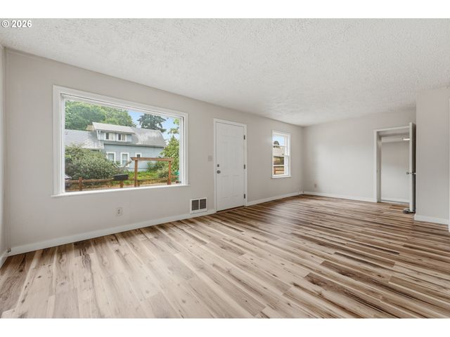 8011 N CLARENDON Ave, Portland, OR 97203