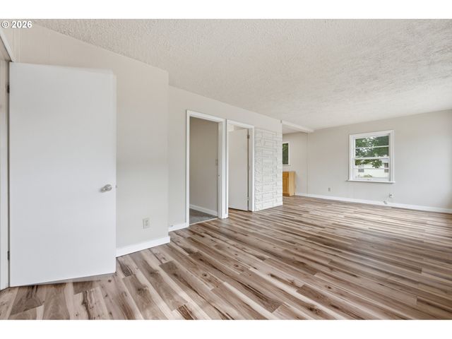 8011 N CLARENDON Ave, Portland, OR 97203