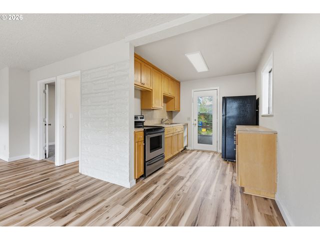 8011 N CLARENDON Ave, Portland, OR 97203