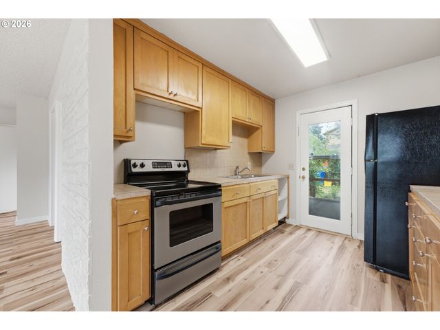 8011 N CLARENDON Ave, Portland, OR 97203