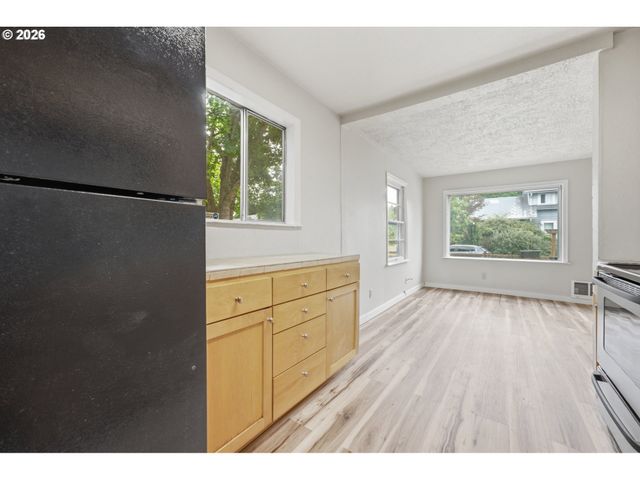 8011 N CLARENDON Ave, Portland, OR 97203