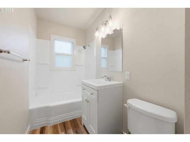 8011 N CLARENDON Ave, Portland, OR 97203