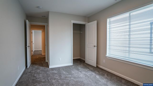 66 & 68 Sand Ridge Ct, Lebanon, OR 97355