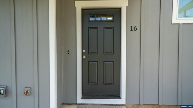 66 & 68 Sand Ridge Ct, Lebanon, OR 97355