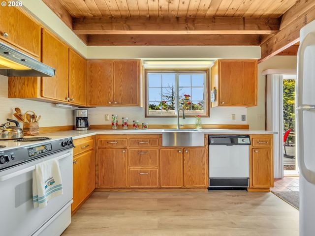 643 5TH St, Gearhart, OR 97138