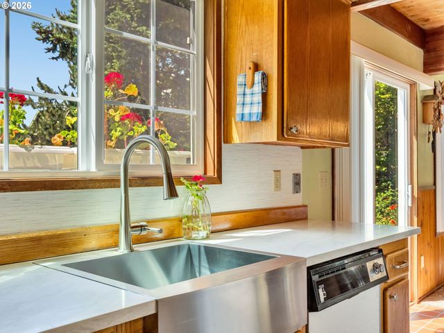 643 5TH St, Gearhart, OR 97138