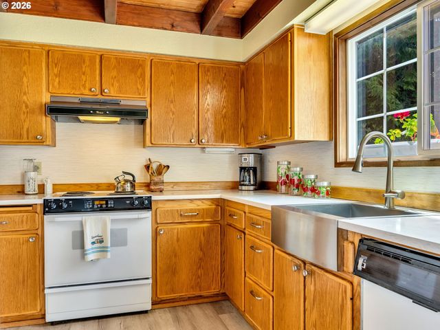643 5TH St, Gearhart, OR 97138