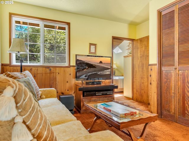643 5TH St, Gearhart, OR 97138