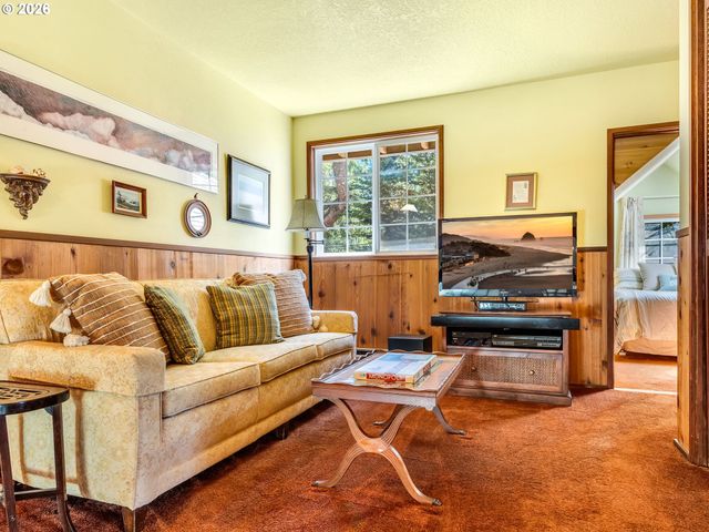 643 5TH St, Gearhart, OR 97138