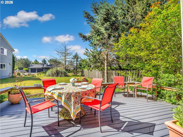 643 5TH St, Gearhart, OR 97138