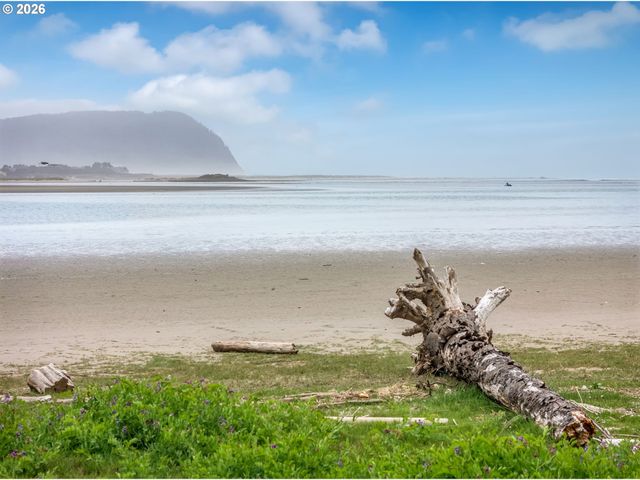 643 5TH St, Gearhart, OR 97138