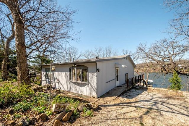 4929 SARATOGA Drive, Mclouth, KS 66054