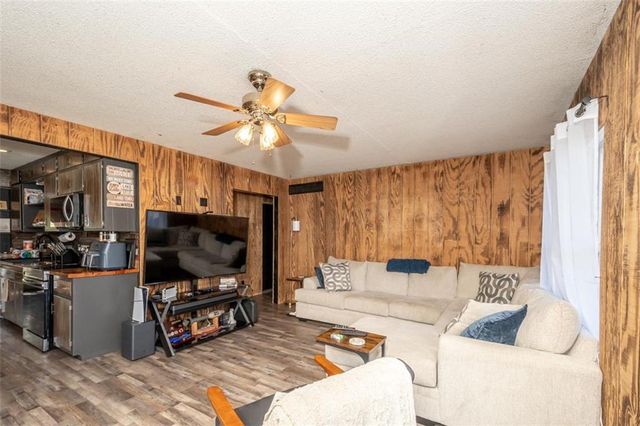 4929 SARATOGA Drive, Mclouth, KS 66054