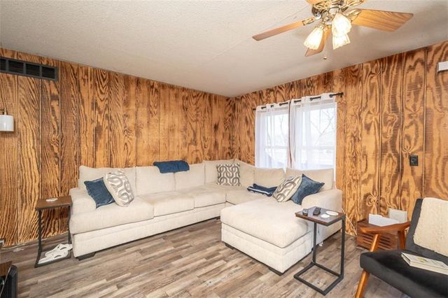 4929 SARATOGA Drive, Mclouth, KS 66054