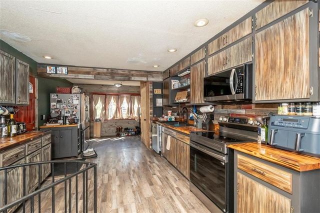 4929 SARATOGA Drive, Mclouth, KS 66054