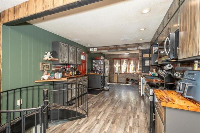 4929 SARATOGA Drive, Mclouth, KS 66054