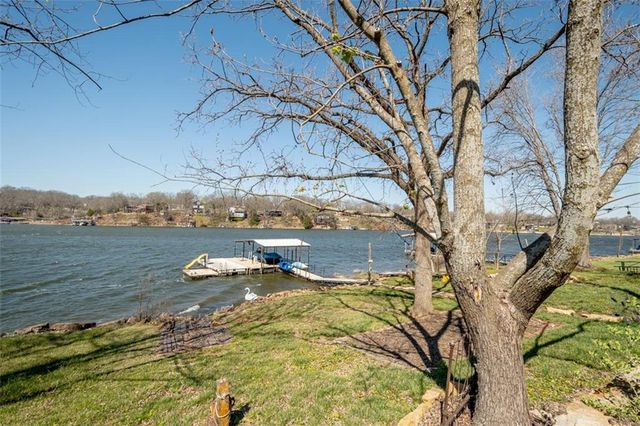 4929 SARATOGA Drive, Mclouth, KS 66054