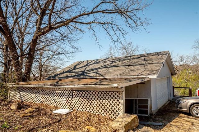 4929 SARATOGA Drive, Mclouth, KS 66054