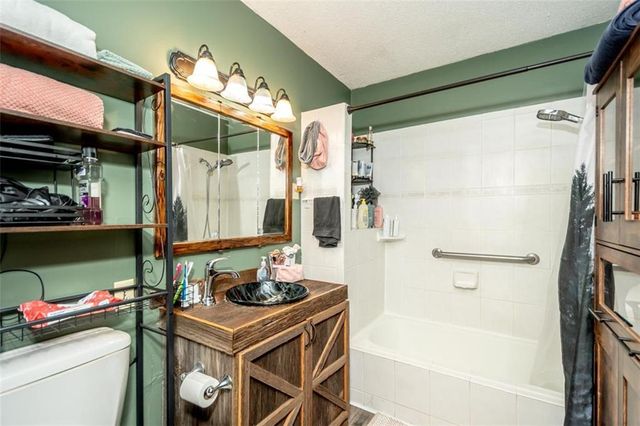 4929 SARATOGA Drive, Mclouth, KS 66054