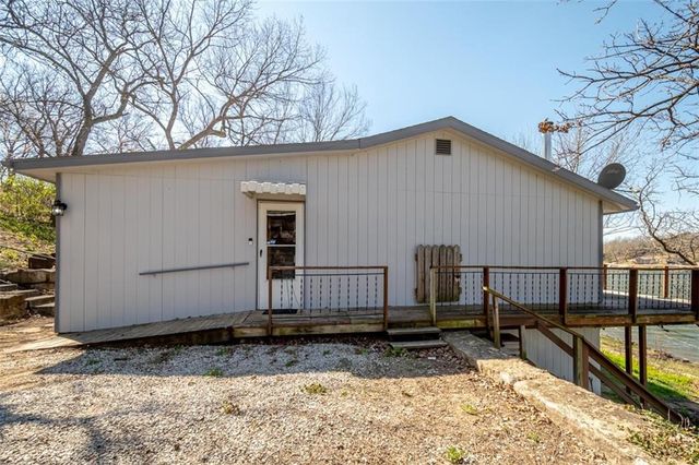 4929 SARATOGA Drive, Mclouth, KS 66054
