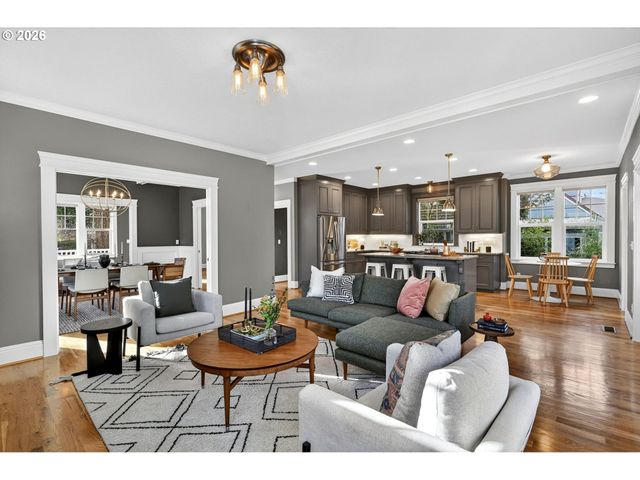 3962 Ne CESAR E CHAVEZ Blvd, Portland, OR 97212