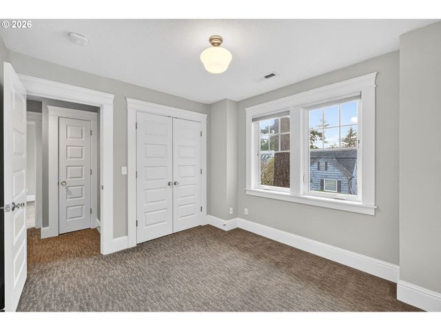 3962 Ne CESAR E CHAVEZ Blvd, Portland, OR 97212