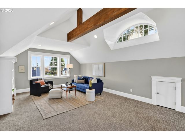 3962 Ne CESAR E CHAVEZ Blvd, Portland, OR 97212