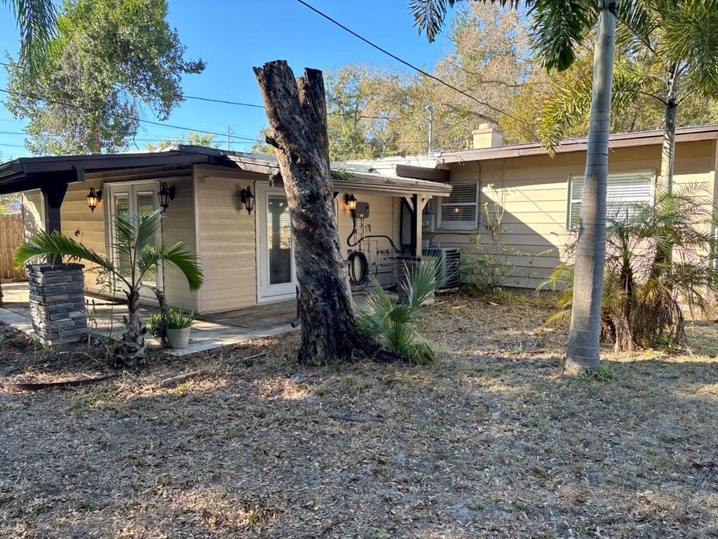 Image 10 of property listing at 1325 SANDY LANE, Clearwater, FL 33755