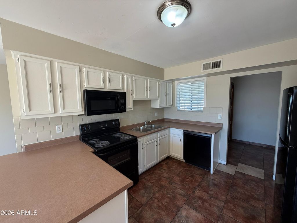 7723 N 35TH Avenue, Phoenix, AZ 85051 — photo 2