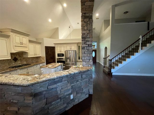 23 S Bristol Oak Court, The Woodlands, TX 77382
