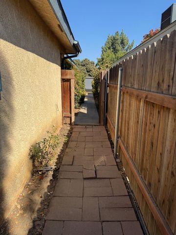 5488 E Illinois Avenue, Fresno, CA 93727