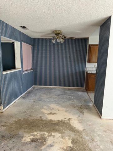 5488 E Illinois Avenue, Fresno, CA 93727