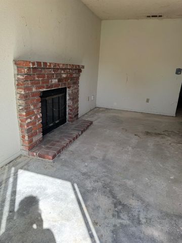 5488 E Illinois Avenue, Fresno, CA 93727