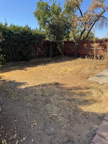 5488 E Illinois Avenue, Fresno, CA 93727