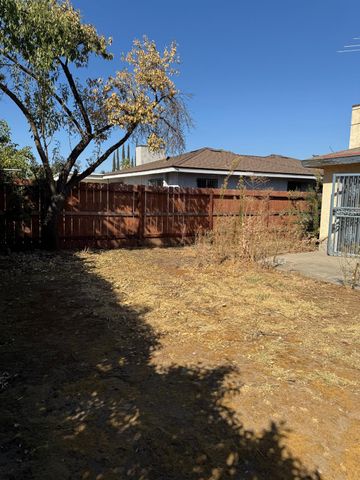5488 E Illinois Avenue, Fresno, CA 93727